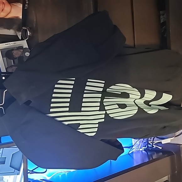 Neff Sweater size small fits like a large - Picture 4 of 5